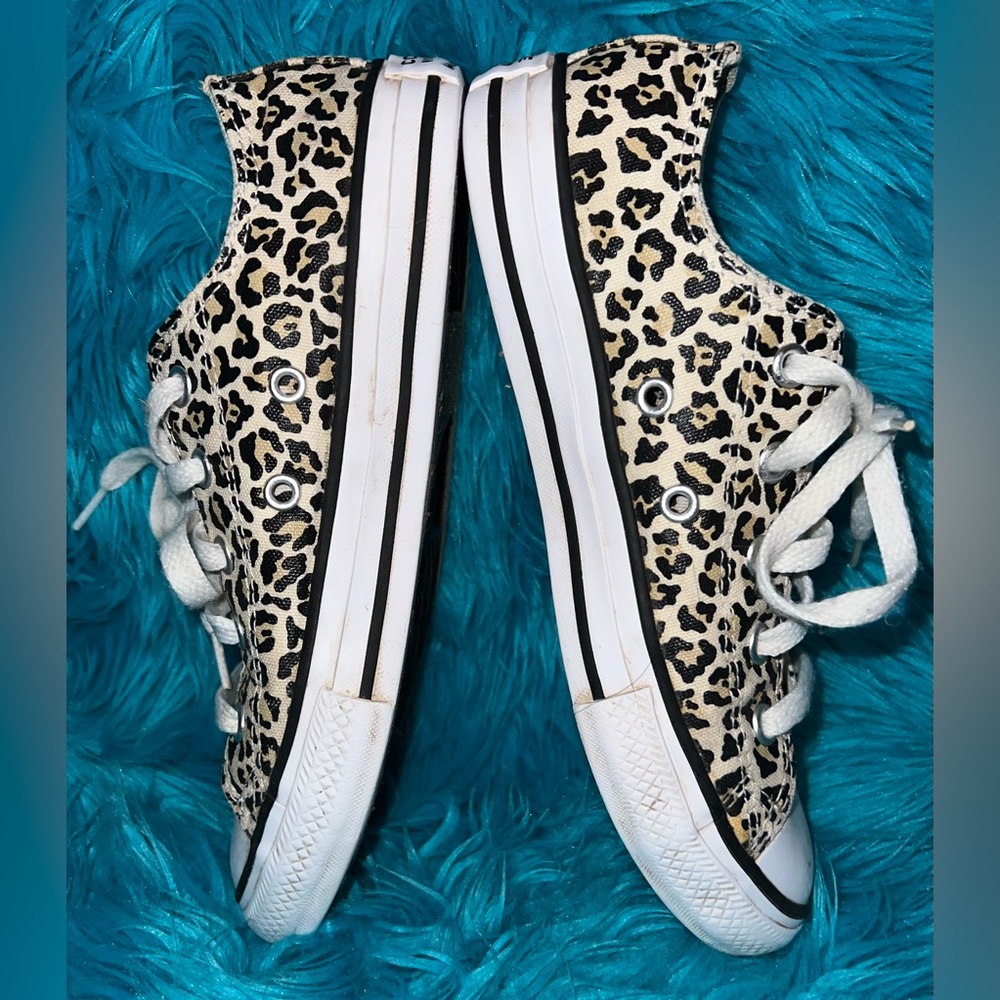 Converse all star (Chuck Taylor’s) leopard print low top little girls size 1.5
